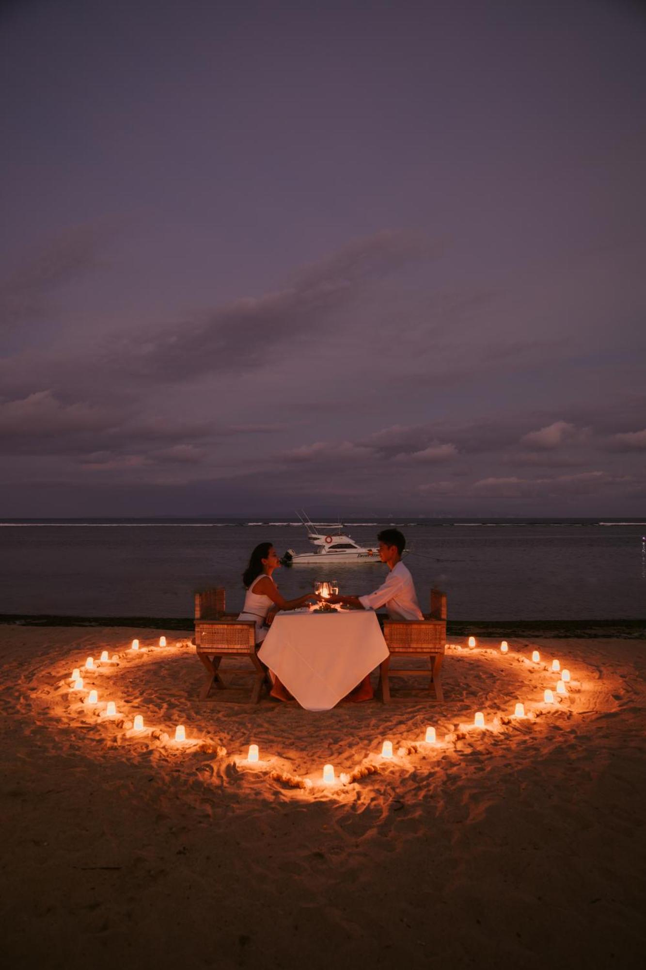 Sadara Resort Nusa Dua (Bali) Exterior foto A couple dining on a beach at night