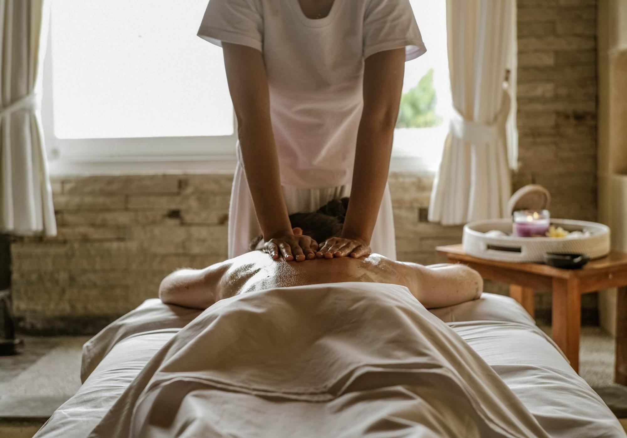 Sadara Resort Nusa Dua (Bali) Exterior foto A massage therapist working on a patient