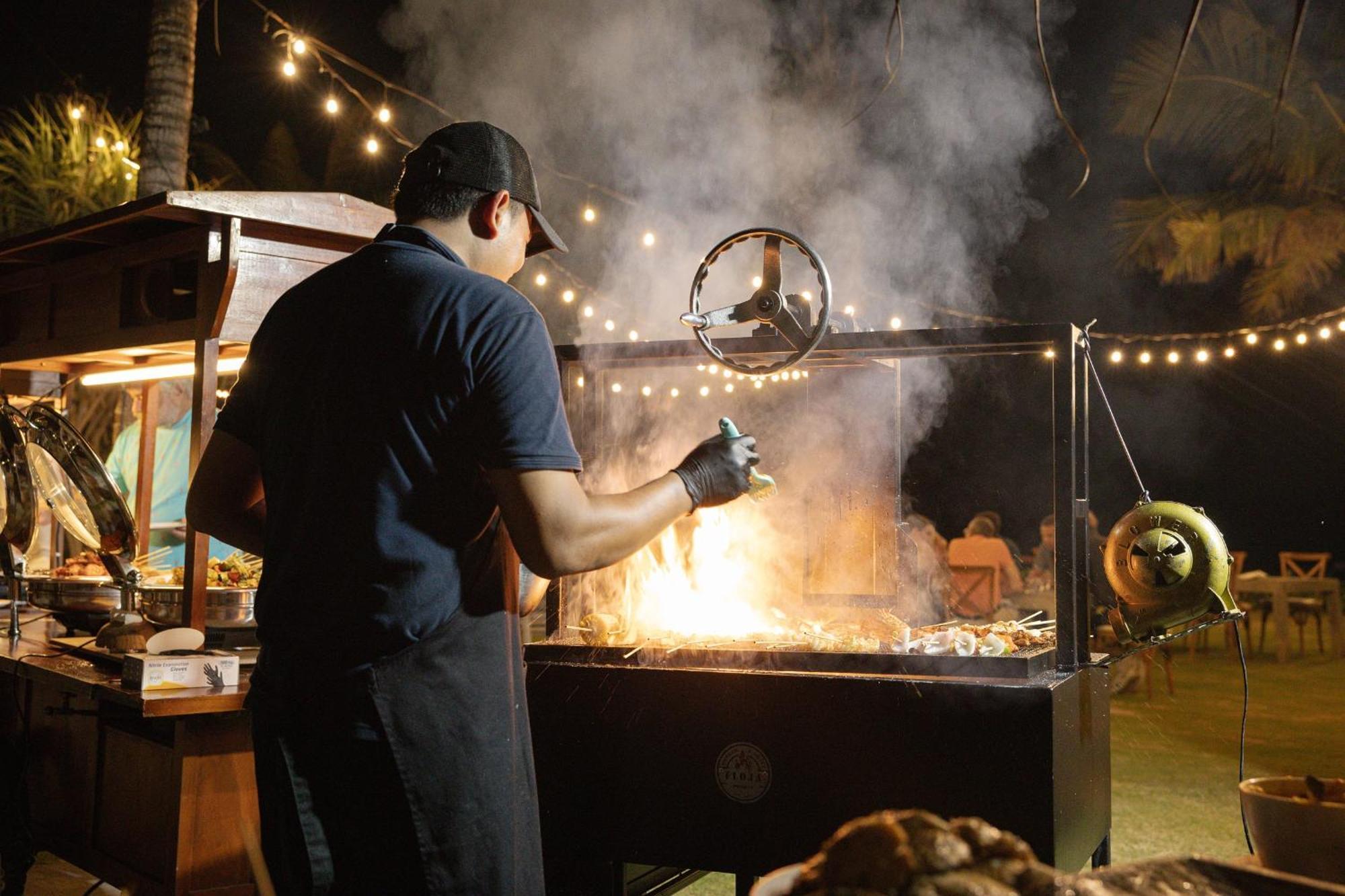 Sadara Resort Nusa Dua (Bali) Exterior foto A chef cooking over a wood-burning grill